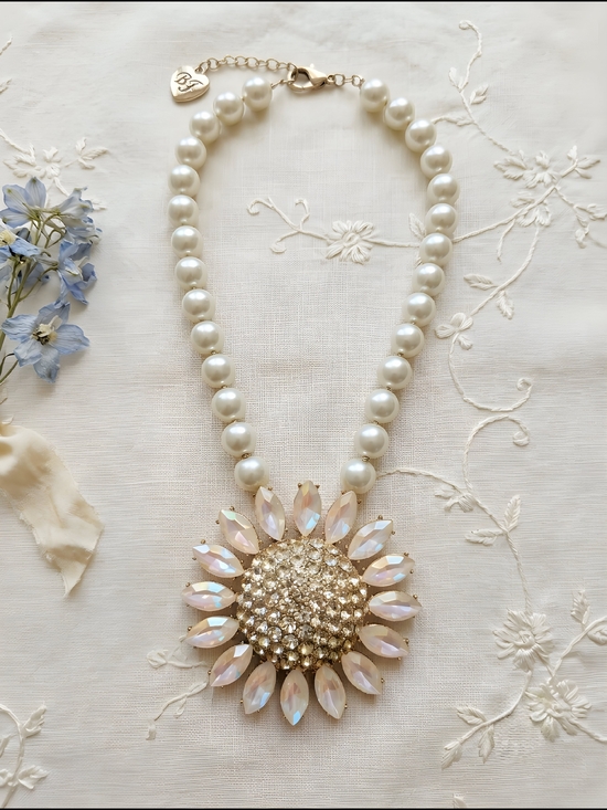 Betsey Johnson Jewelry - RARE! Betsey Johnson Daisy Necklace